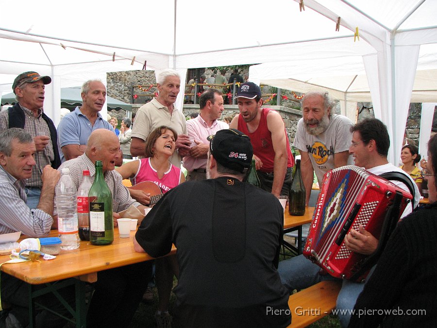 Pusdosso-Festadestate08 126.jpg - Il coro è a 'pieni giri'  e il borgo echeggia di canti di montagna